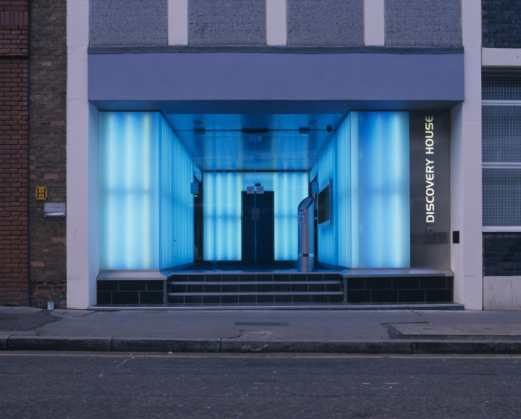  discovery house: offices from warehouses 
