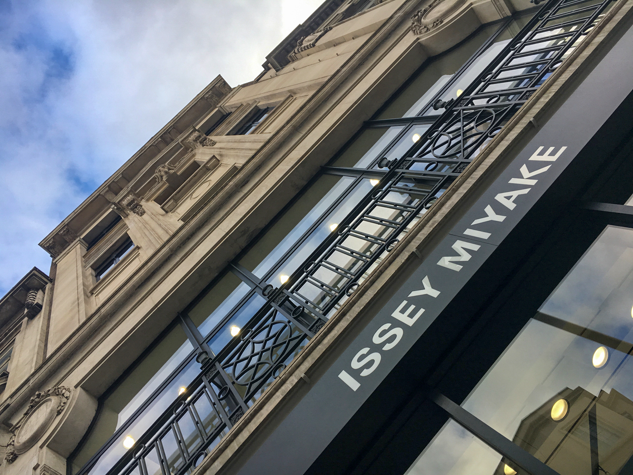  Issey Miyake 