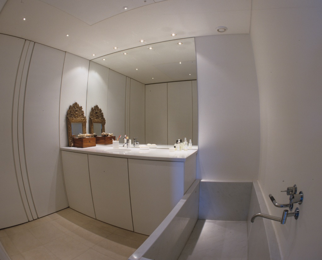  bathroom 